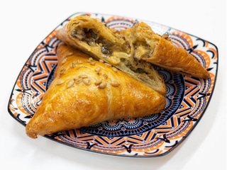 Veg. Samsa s syrom a hubami (1 ks)
