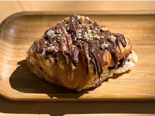 Круасан з нутелою та бананом