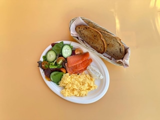 Сніданок з лососем 