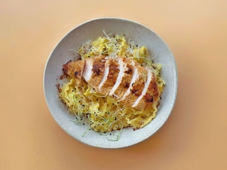 Курячий стейк том ям з сирною пастою 