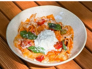 Паста з томатним соусом і страчателлою