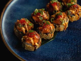 Roll w panko z tatarem z łososia
