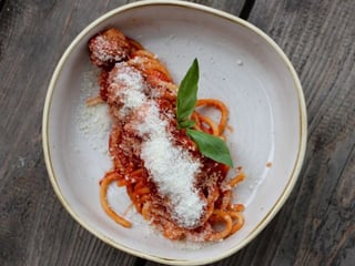 SPAGHETTI CON POMODORI E POLPETTE