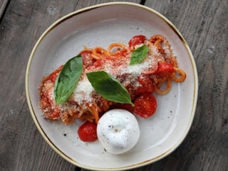 AL POMODORO FRESCO, BURRATA PUGLIESE  E BASILICO
