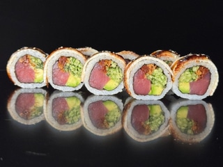 каліфорнія з тунцем та вугрем