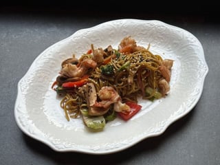 Лапша яєчна з овочами та креветками