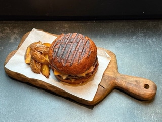 Бургер з телятиною та соусом BBQ