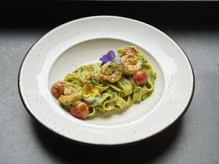 Фетучини зі шпинатом та креветками