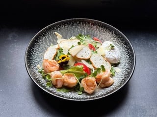 Салат з яйцем пашот та креветками 