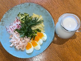 Окрошка на кефірі з куркою