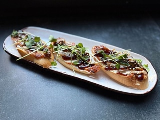 Брускета з вугрем та огірком