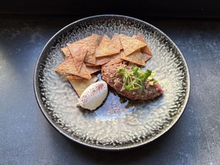 Тартар з телятиною та філадельфією