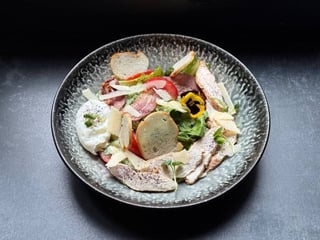 Салат з яйцем пашот та панчеттою