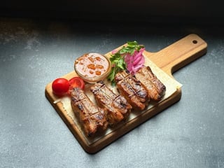 Свинячі ребра на мангалі