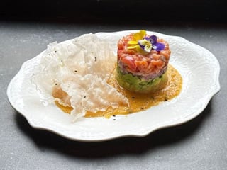 Тартар з лососем та авокадо