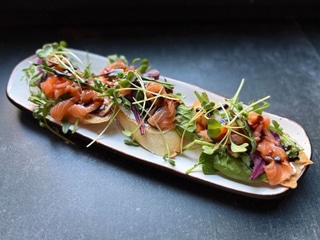 Брускета з лососем