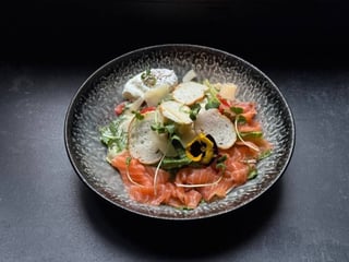 Салат з яйцем пашот та лососем