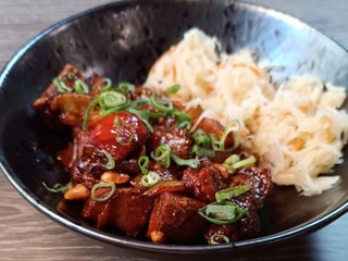 Wieprzowina w sosie ostro-słodkim + złociste ziemniaczki + surówka chińska 