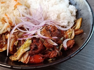 Wieprzowina po koreańsku + ryż + surówka chińska