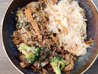 Khaao Phat Gai + surówka + zupa