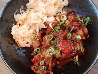 Kurczak w sosie ostro-słodkim + złociste ziemniaczki + surówka chińska 