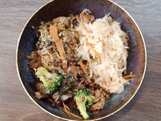 Khaao Phat Moo + surówka + zupa