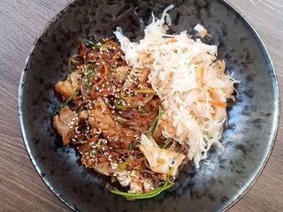 Ryba po koreańsku + makaron sojowy + surówka chińska