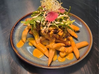 TRHANÉ vepřové, hranolky, nakládaná cibulka, cheddar omáčka, dressing