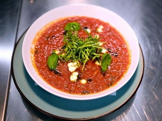 Tomatová polévka, mozzarella, bazalka