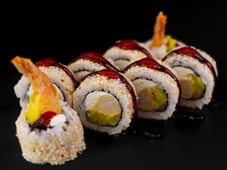 11. Uramaki krewetka w tempurze