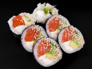 1. Futomaki łosoś Philadelphia