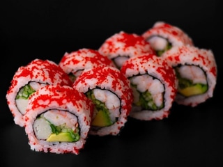 13. Uramaki tobiko red