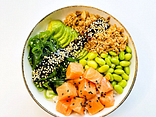 Poke bowl z łososiem