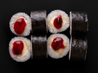 50.Hosomaki camembert z sosem żurawinowym