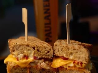 Сендвіч з беконом та яйцем+Келих пива Paulaner Waissbier 