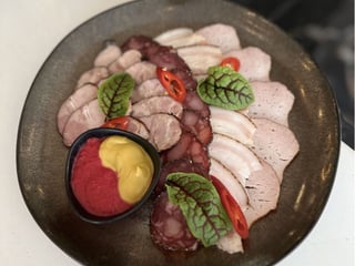 Традиційне м'ясне асорті