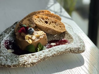 Печінковий паштет з ягідним джемом