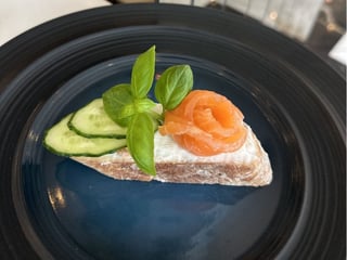 Брускета з лососем