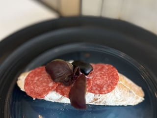 Брускета з салямі