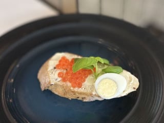 Брускета з червоною ікрою