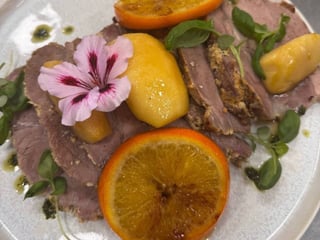 Запечена свинна шия з яблуками та апельсином