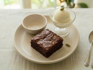 CHOCOLATE BROWNIE