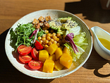 Vegan-боул з авокадо смаженим нутом та манго