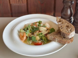 Соте з морепродуктів у вершково-часниковому соусі