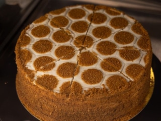 Медовик з вишнею