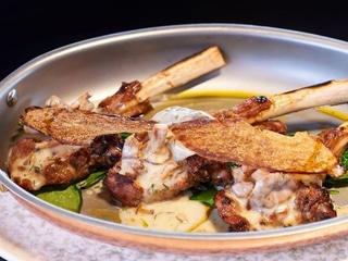 Каре телятини зі шпинатом і лісовими грибами