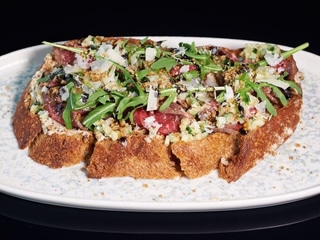 Брускета з ростбіфом та в’яленими томатами