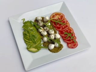 Ala Caprese (Mozzarella, tomatoes, avocado, green sauce, basil)
