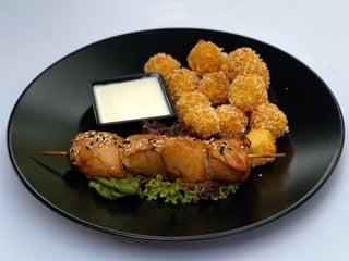 Chicken skewers with croquettes and cheese sauce