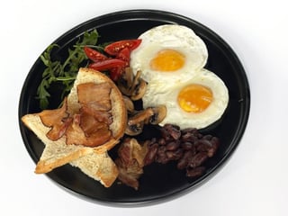 Sunny-side up egg with bacon and vegetables